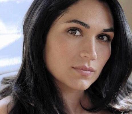 Lela Loren pies y plantas