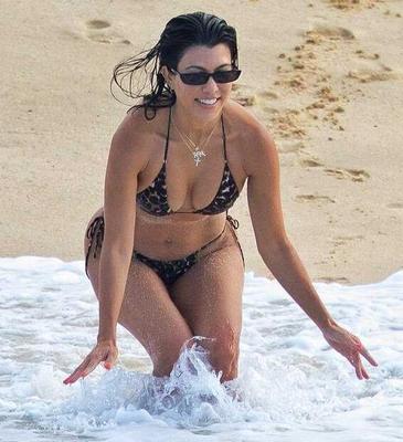 Kourtney Kardashian - Candids de biquíni fio dental