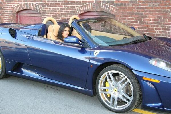 Sunny Leone ivre est arrêté dans une Ferrari par une policière