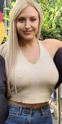 Emma Louise Jones avec ses gros seins et son cul serré