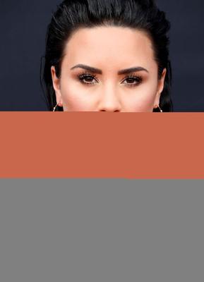 Demi Lovato sans soutien-gorge VIII