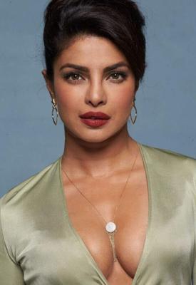 Priyanka Chopra - Reina del escote india tetona Poses lujuriosas y sexys