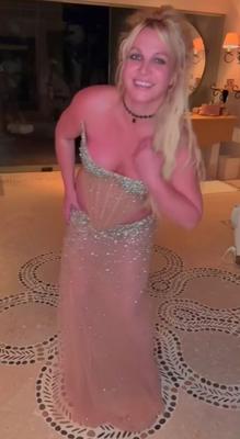 Britney Spears décolleté chaud dans une robe scintillante - 11/05/2024