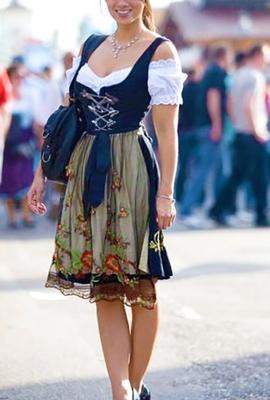 Fesche Madln im Dirndl zum Zweihundertelft`n