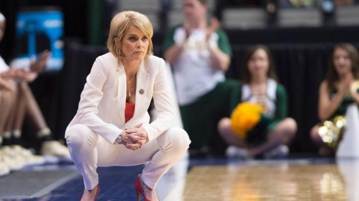 Entraîneur-chef Kim Mulkey