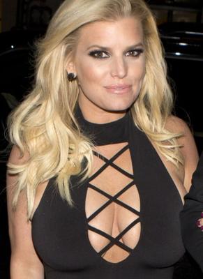 Jessica Simpson - La chaude blonde affiche un gros décolleté et des seins de MILF