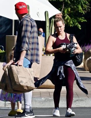 Hilary Duff en el mercado Erewhon en Studio City