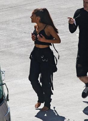 Ariana Grande Barefoot nos bastidores do Billboard Music Awards