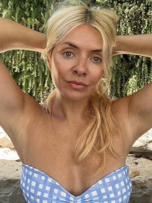 Holly Willoughby exibindo seu incrível corpo sexy de biquíni