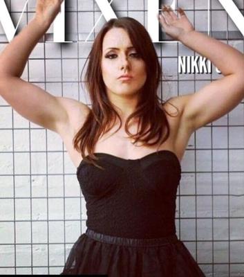 Legendas da capa de Nikki Cross