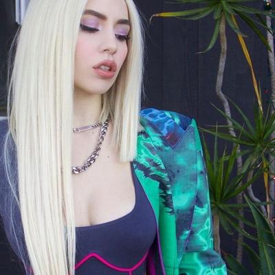 Ava Max est chaude !