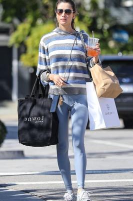 Alessandra Ambrosio faz compras em Pacific Palisades