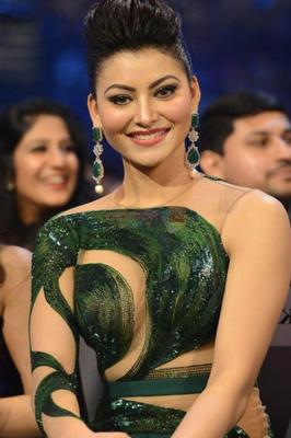 Urvashi Rautela - Une belle célébrité indienne de Bollywood aux gros seins grésille