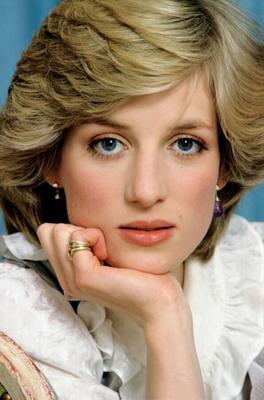 Prinzessin Diana braucht eine große Ladung Sperma in ihrem Gesicht