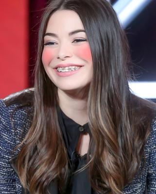 MIRANDA COSGROVE CON TIRANTES