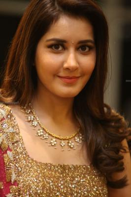 Raashi Khanna sieht beim Srinivasa Kalyanam Success Meet wunderschön aus