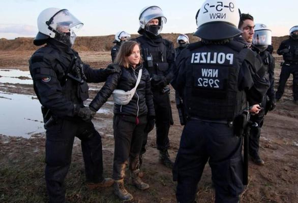 Greta Thunberg detenida... y cubierta de semen