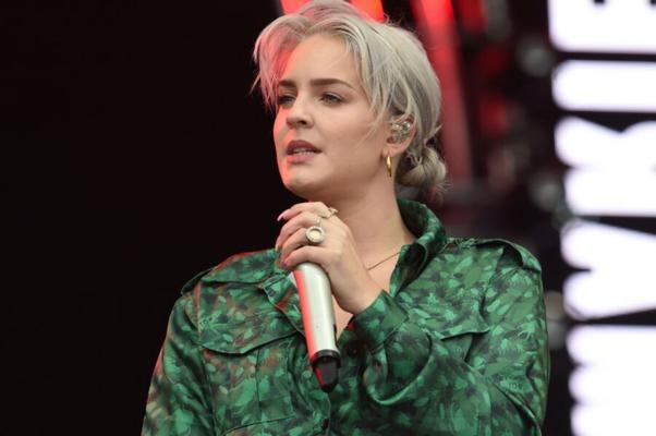 Anne-Marie / Chanteuse anglaise