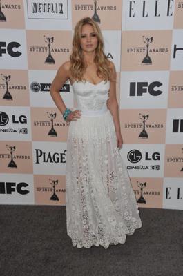 Jennifer Lawrence luce hermosa vestida de blanco