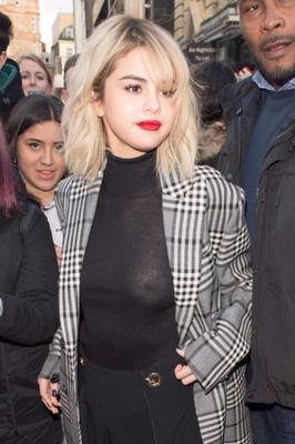 A la corista Selena le gusta provocar con sus tetas