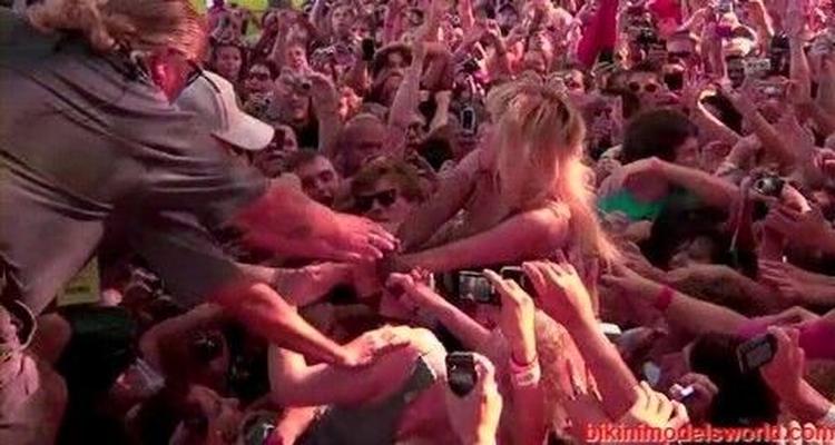 Lady Gaga manoseada por la multitud