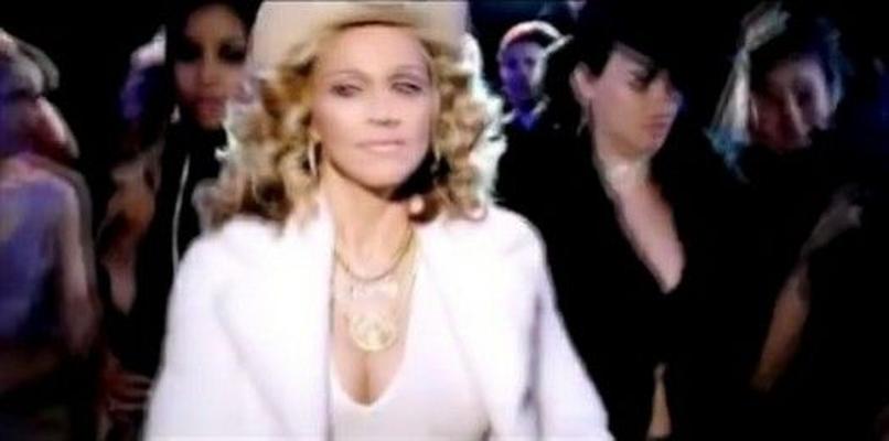 Madonna vai ao stripclub em vídeo de Music