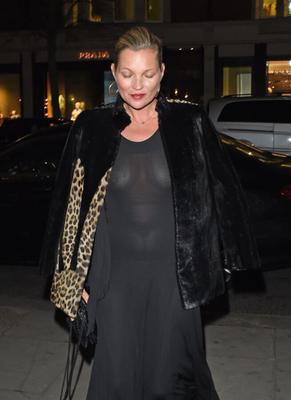 Vestido negro con escote en forma de C de Kate Moss Ultra HQ