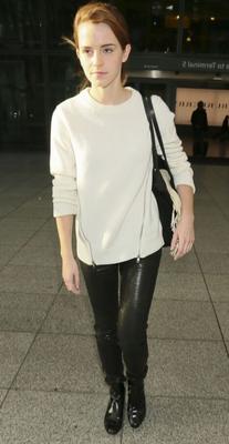 Emma Watson parece chique no aeroporto de Heathrow