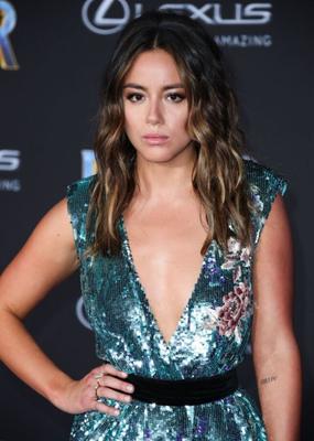 Chloe Bennet — блестящее зеленое платье