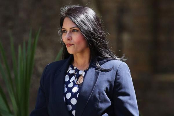 Me encanta masturbarme con la conservadora Priti Patel