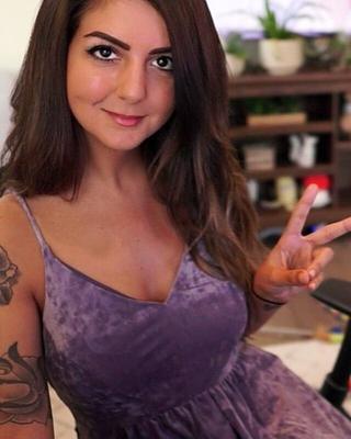 Streamer de tetas gordas para comentarios sin límite