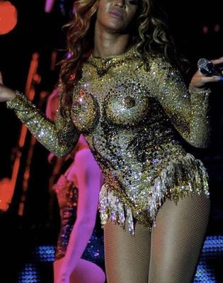 Beyoncé Knowles se apresentando na Kombank Arena em Belgrado