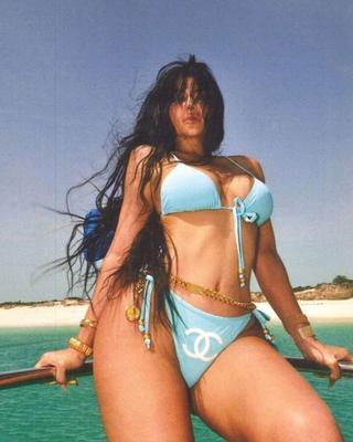 KYLIE JENNER EN SÉANCE PHOTO BIKINI/MAILLOT DE BAIN