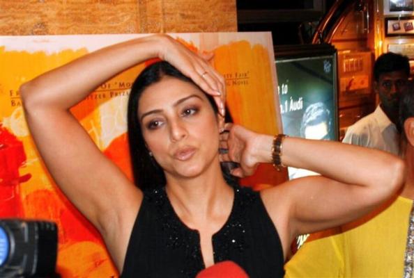 Tabu - Sexy Pics of Hot Indian Celeb (incl Fakes)