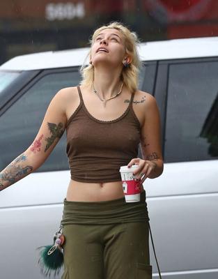 Paris Jackson sans soutien-gorge