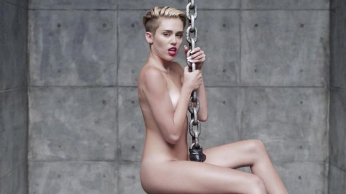 Miley Cyrus nua em Wrecking Ball (SEM CENSURA)