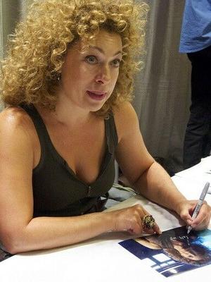 ALEX KINGSTON REIFE HAHNTASCHE