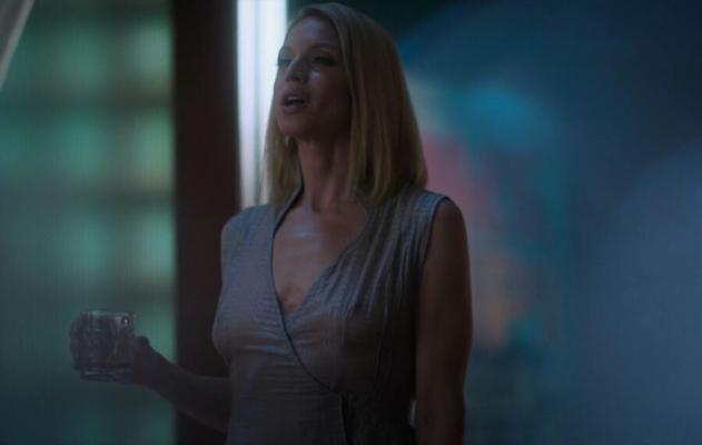 Kristin Lehman desnuda en Altered Carbon