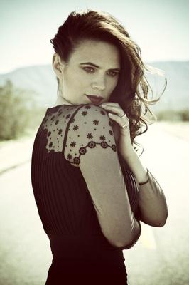 Hayley Atwell schießt