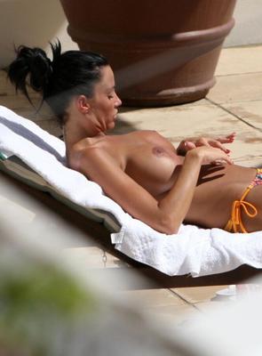 Katie Price seins nus à la piscine