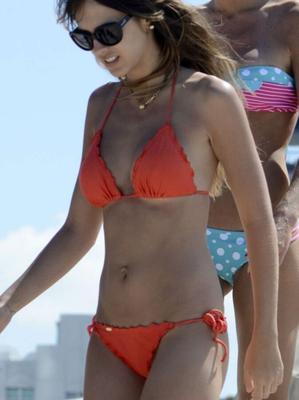 Shannon De Lima en bikini rouge sur Miami Beach