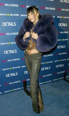 Bai Ling en fourrure, manteau, bottes, tétons