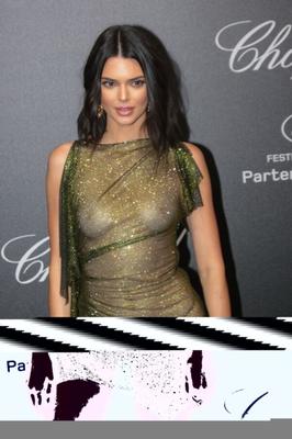 Kendall Jenner Boob Show (top transparente completo)