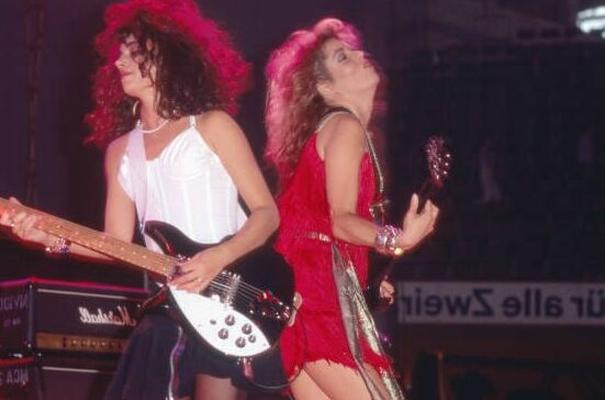 MILF de piernas largas Rockers the Bangles II