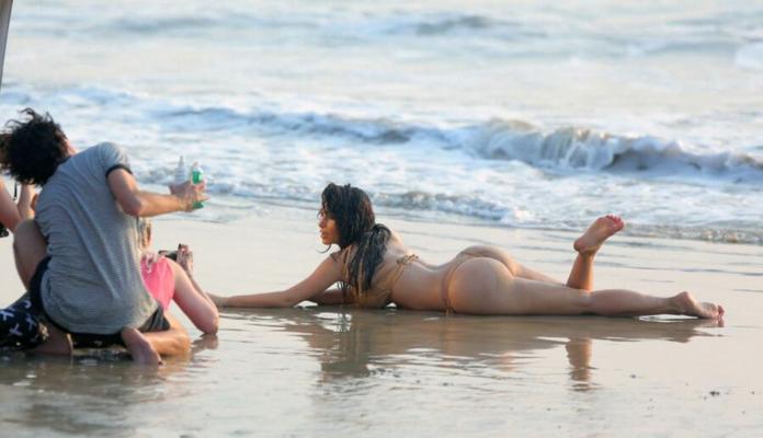 Kim Kardashian mostrando a bunda