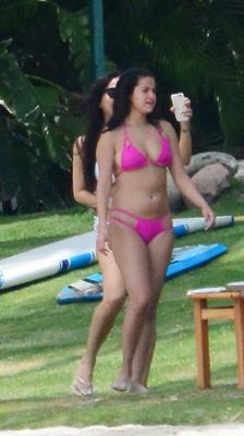 Selena Gomez en bikini rose vif remonte son cul parfait