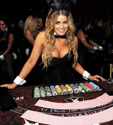 Carmen Electra conejita de grandes tetas repartiendo blackjack