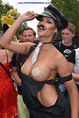 Micaela Schäfer – Oben ohne beim Christopher Street Day in Be