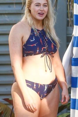 Iskra Lawrence - Modelo inglesa mostra suas curvas em trajes de banho sexy