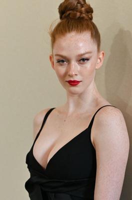 Larsen Thompson, rousse incroyablement chaude, animal de compagnie BDSM en spe